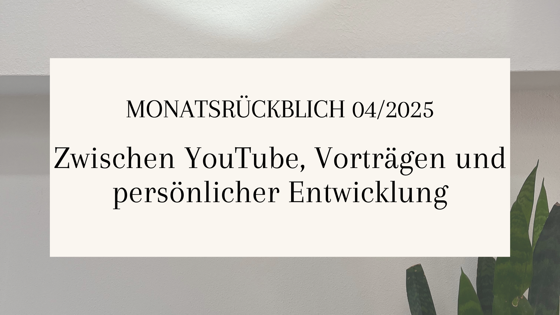 Abbildung mit Text darauf, das den Titel des Beitrags wiederholt: Monatsrückblick zwischen YouTube, Vorträgen und persönlicher Entwicklung